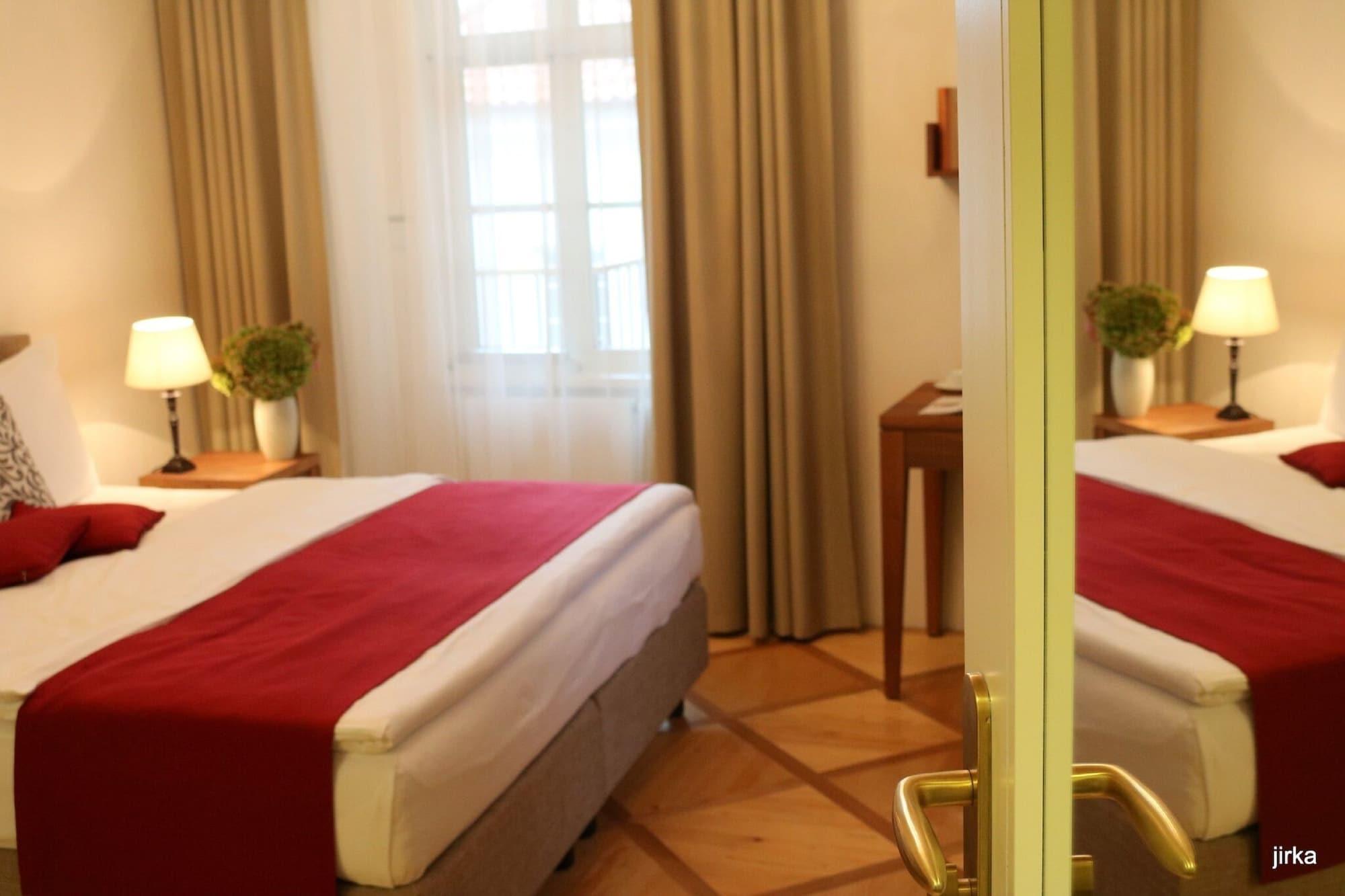 Hotel Golden Key Prague Castle Bagian luar foto